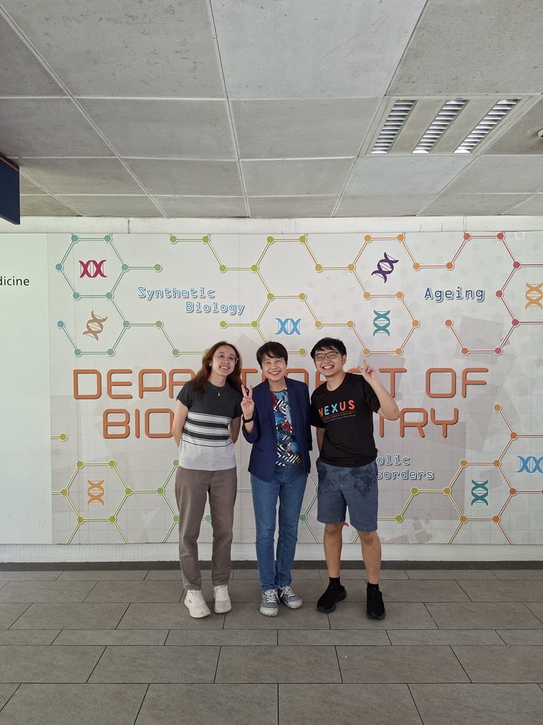 Dr Chong Yoke Sin with fellow MScPHM students at the NUS Department of Biochemistry