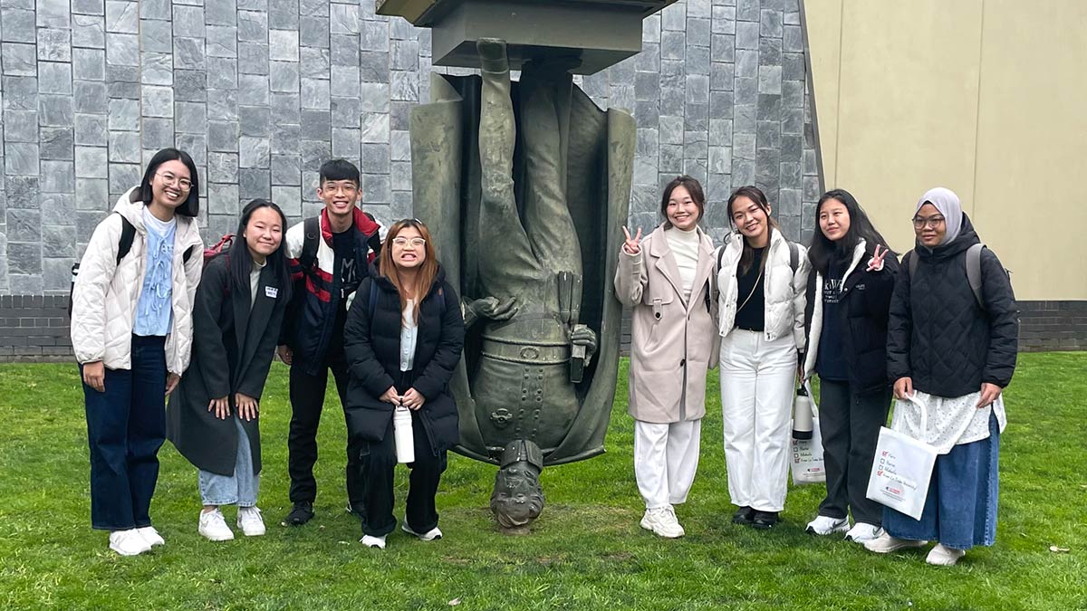 Kai Zhe with other SEP students on the campus of La Trobe University.