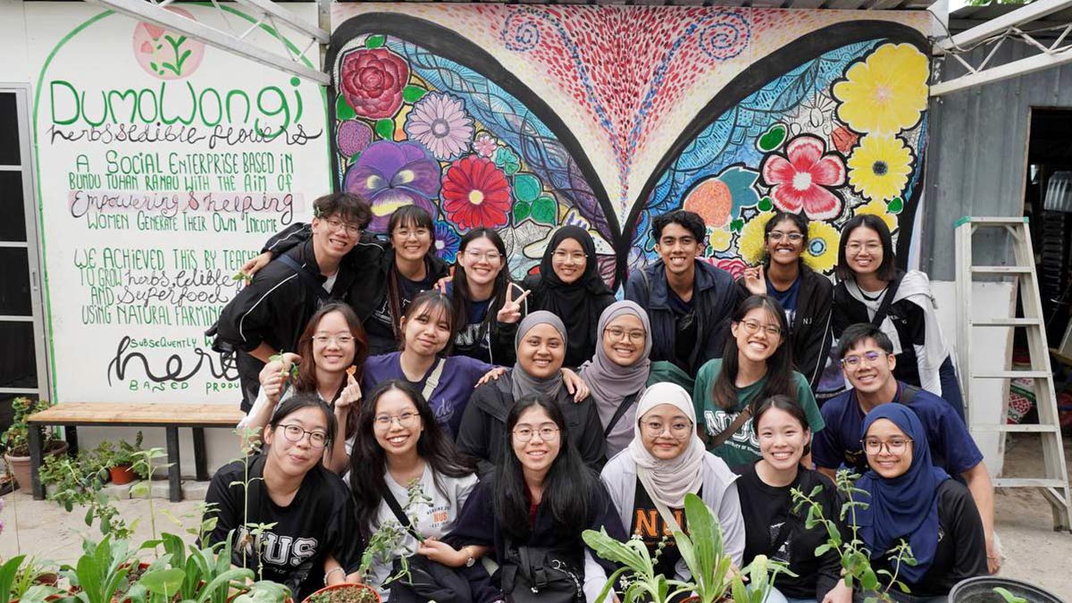 Project Sikuati Project Directors ‘Atifah (first row, far right) and Bethelyn (middle row, second from right).