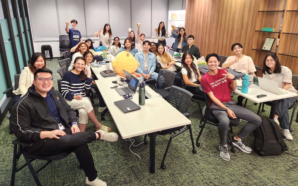 Dr Lim and Dr Tan at an NUS Nursing House meeting.