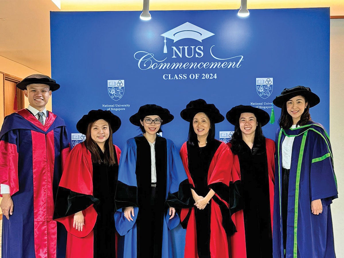 Prof Liaw (centre) with Dr Chua (second from left) during Dr Chua’s undergraduate days.