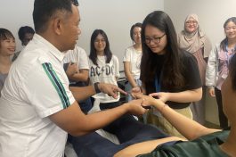 exchange students experiencing lab lessons in NUS
