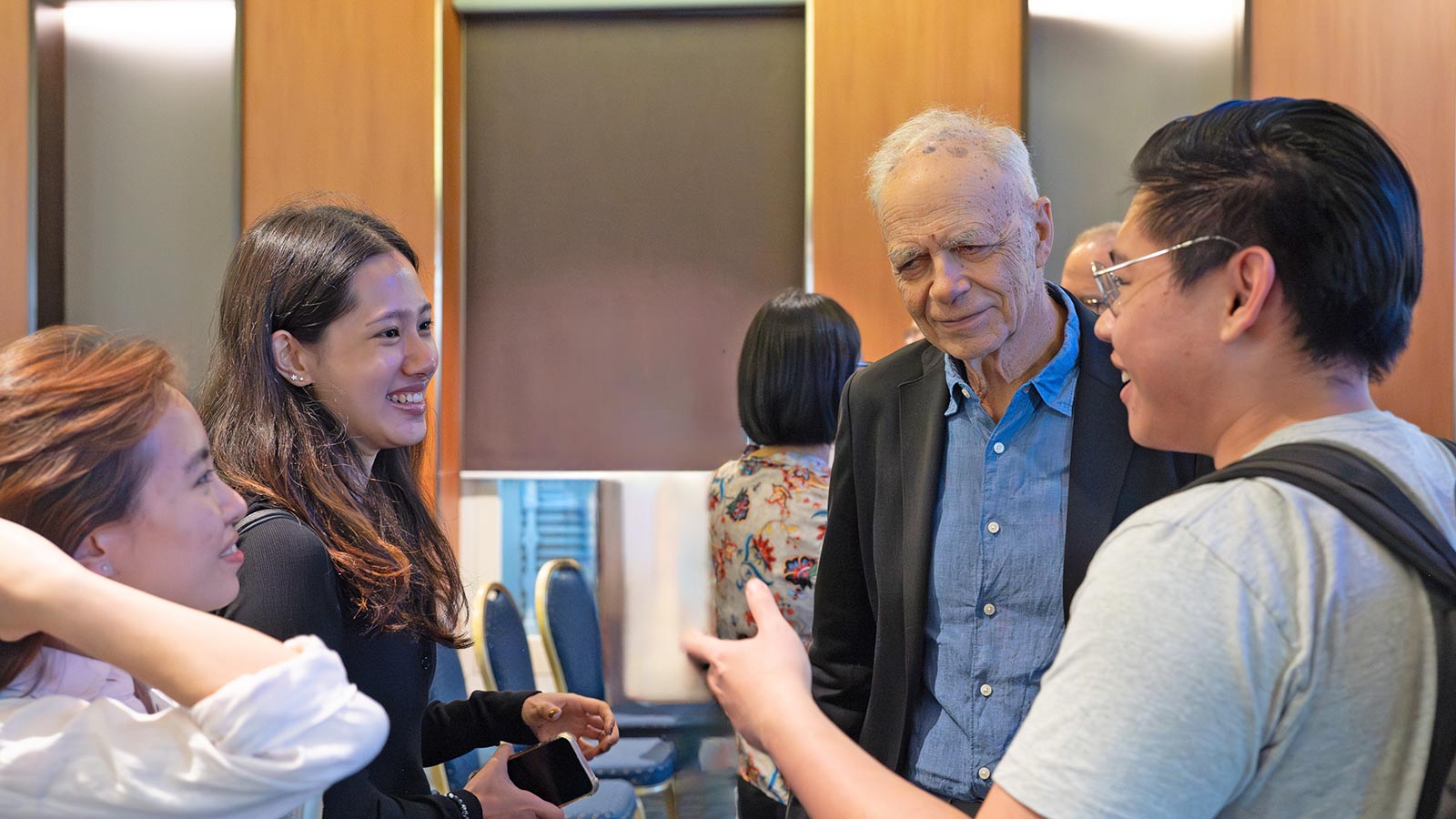 Photo of Prof Singer interacting with students from NUS Medicine, who attended the lecture.