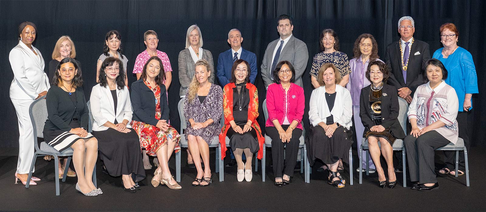 Doctor He Hong-Gu Linda (seated, second from left) and Doctor Wang Wenru (seated, second from right) at the Sigma 2023 International Nurse Researcher Hall of Fame award ceremony.