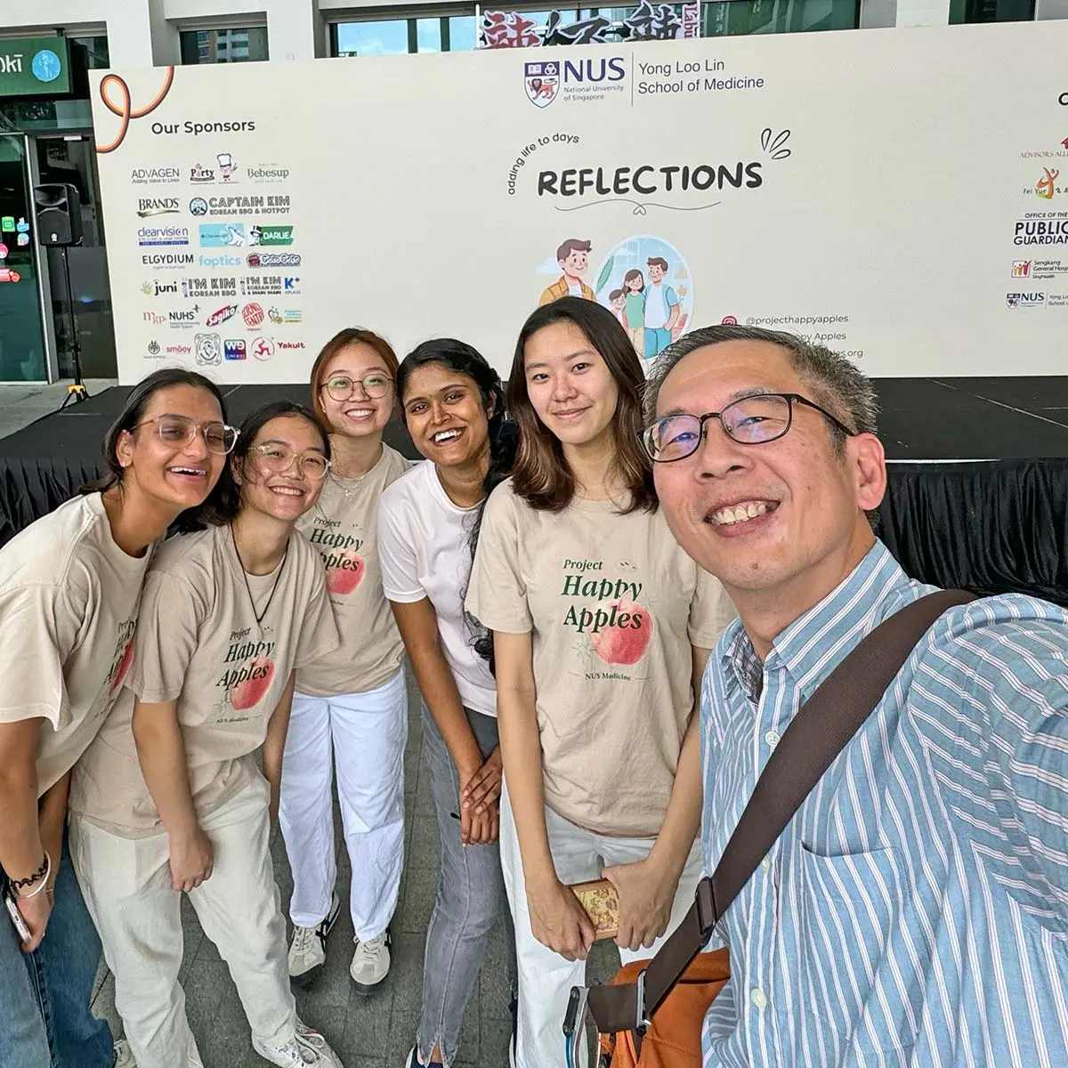 PHA Volunteers taking a wefie with NUS Medicine Vice-Dean (Education), Adjunct Professor Lau Tang Ching.