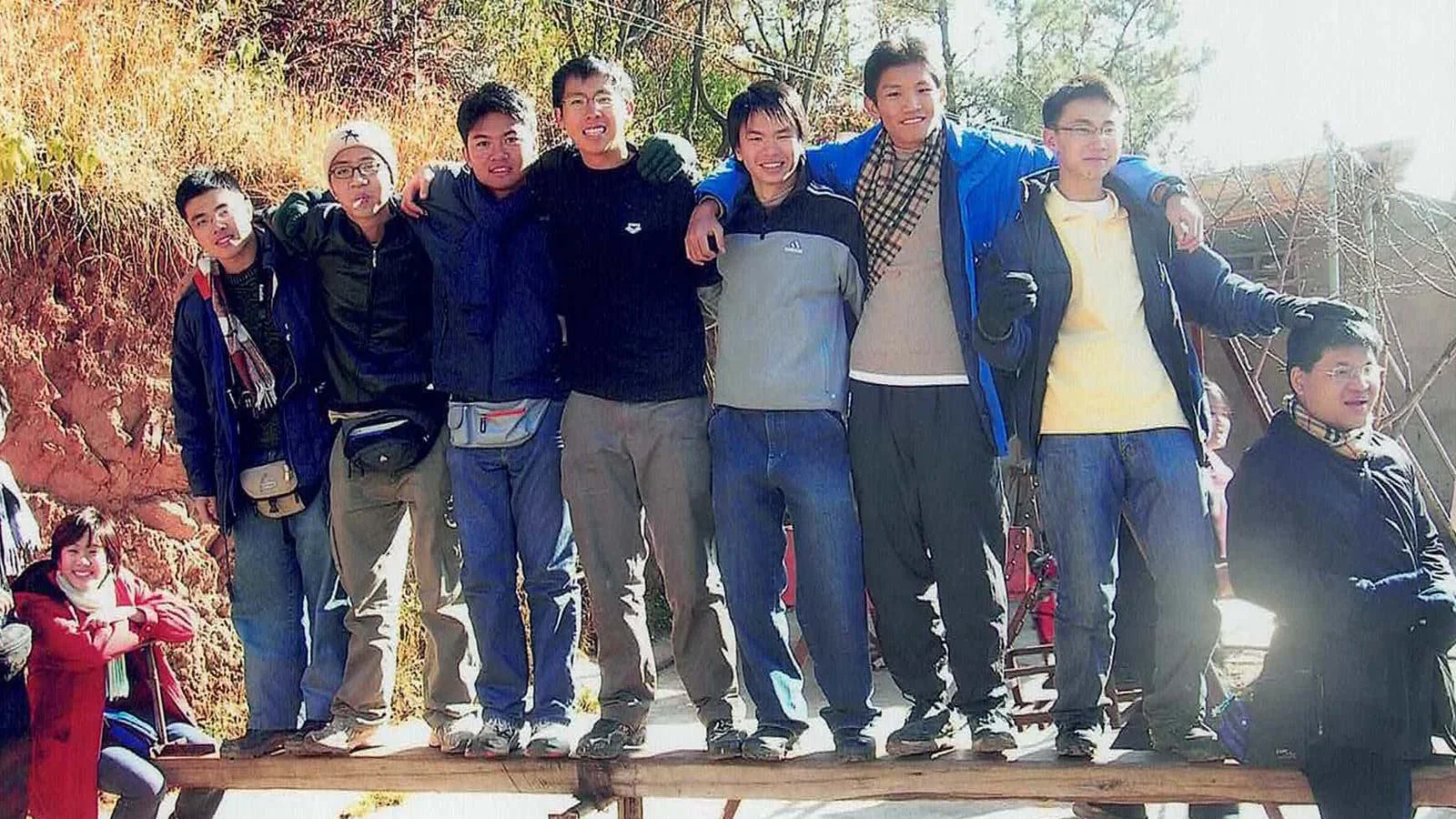 Group photo of various classmates at Yunnan Overseas Community Involvement Project.