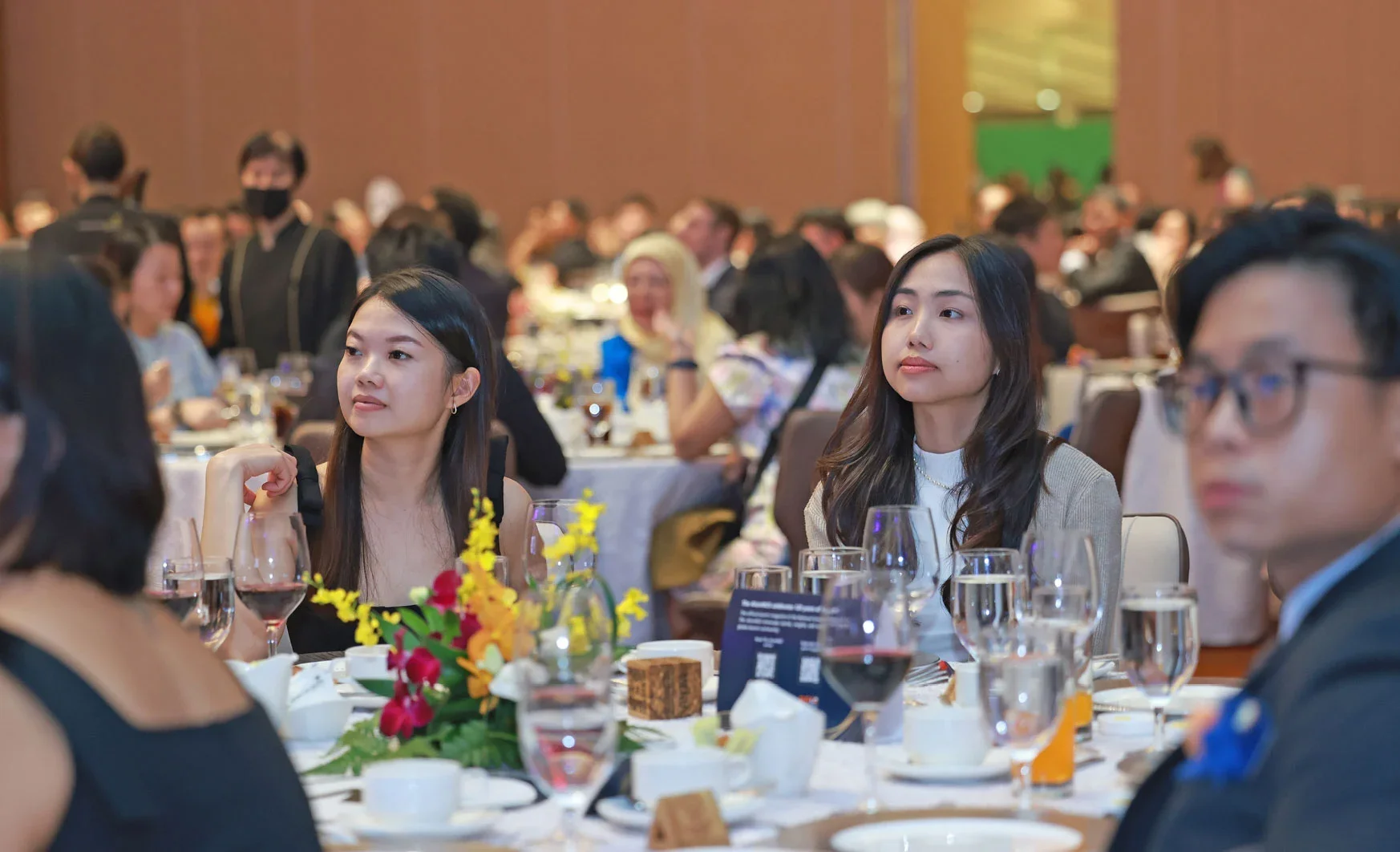 Landscape photo of several people at NUS120 Gala Dinner.