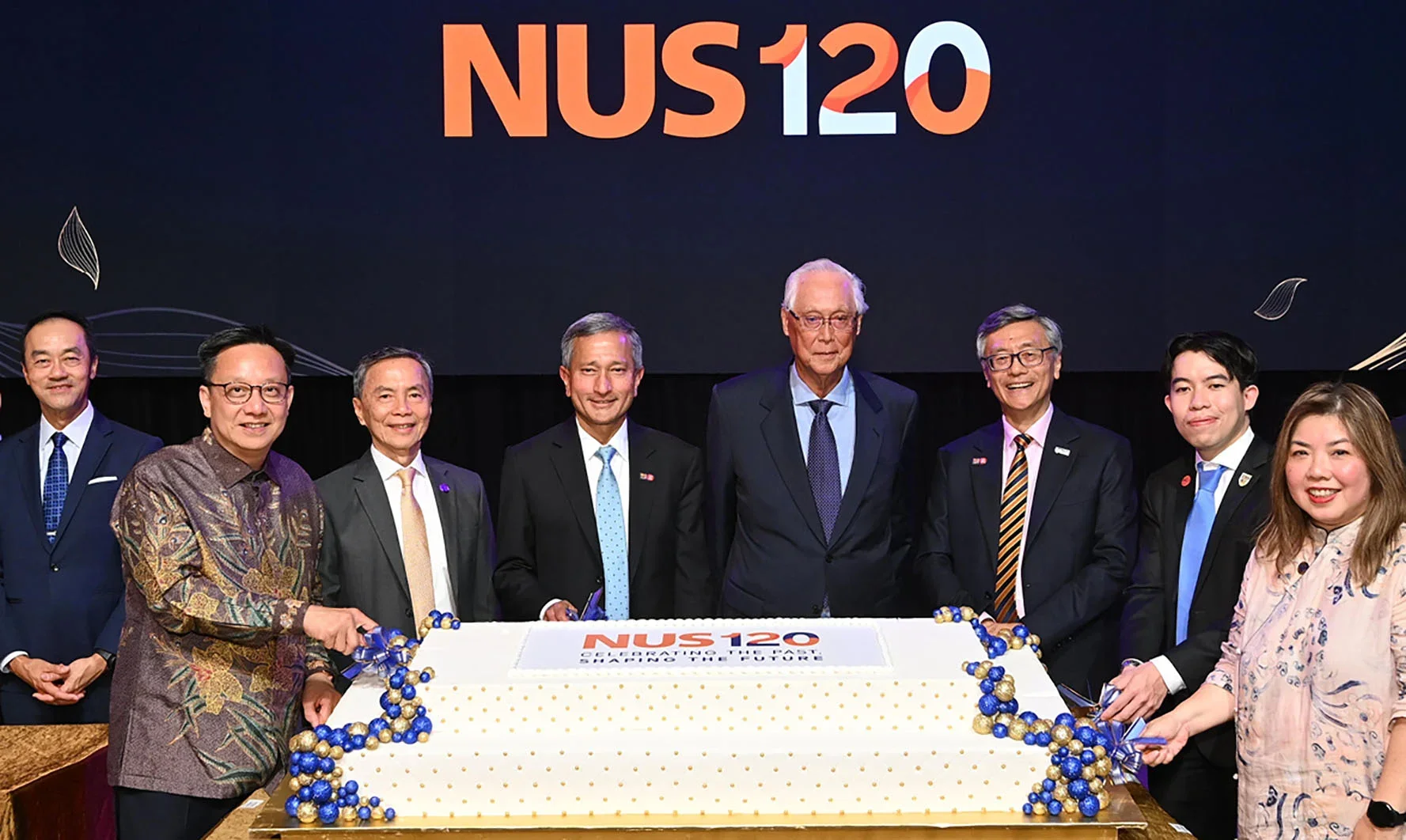Celebratory cake-cutting ceremony at the NUS120 Gala Dinner.