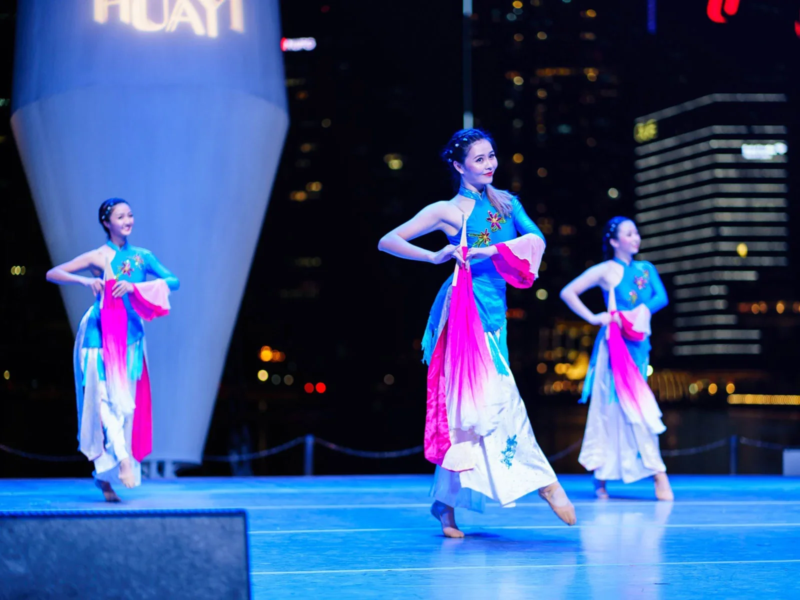 Sophie (middle) performing at Moonfest 2021.