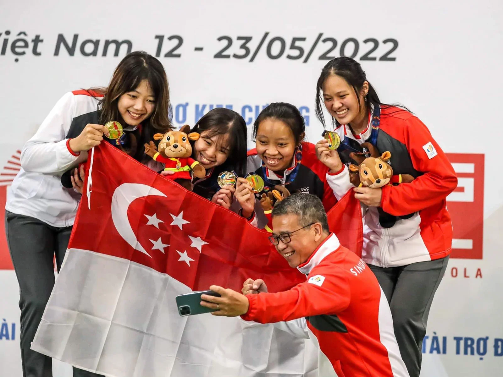 Rebecca (left) with her teammates after they received Gold for the Women’s Epee Team at the SEA Games 2022.