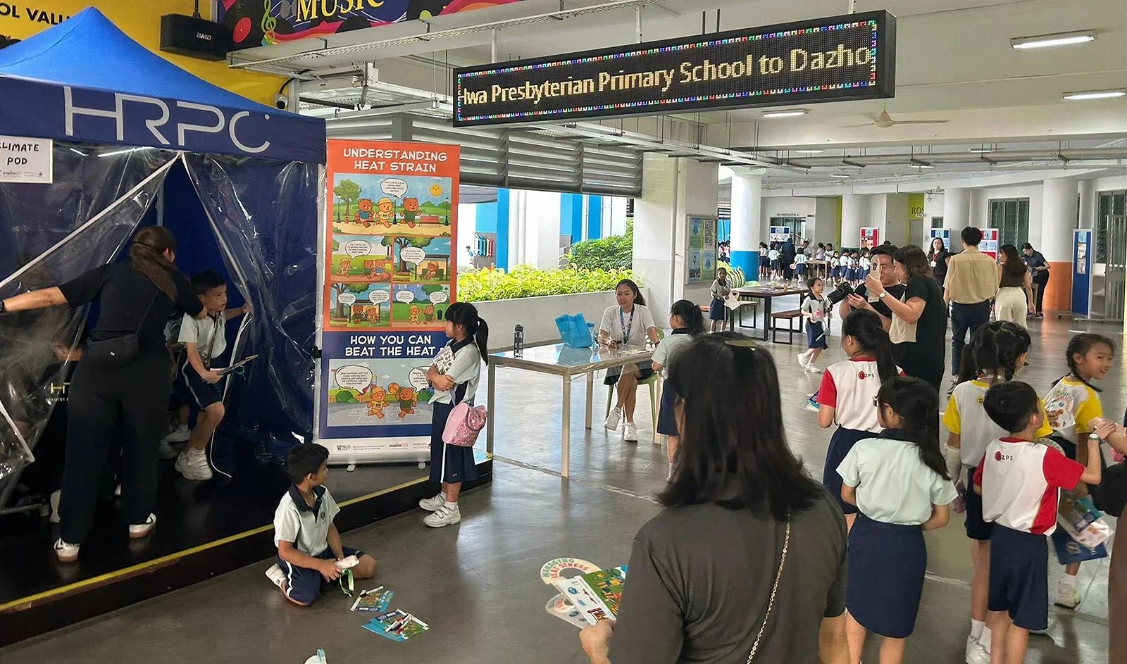 Students at Dazhong Primary learning about heat resilience at the Everything you wanted to know about the life sciences booth.
